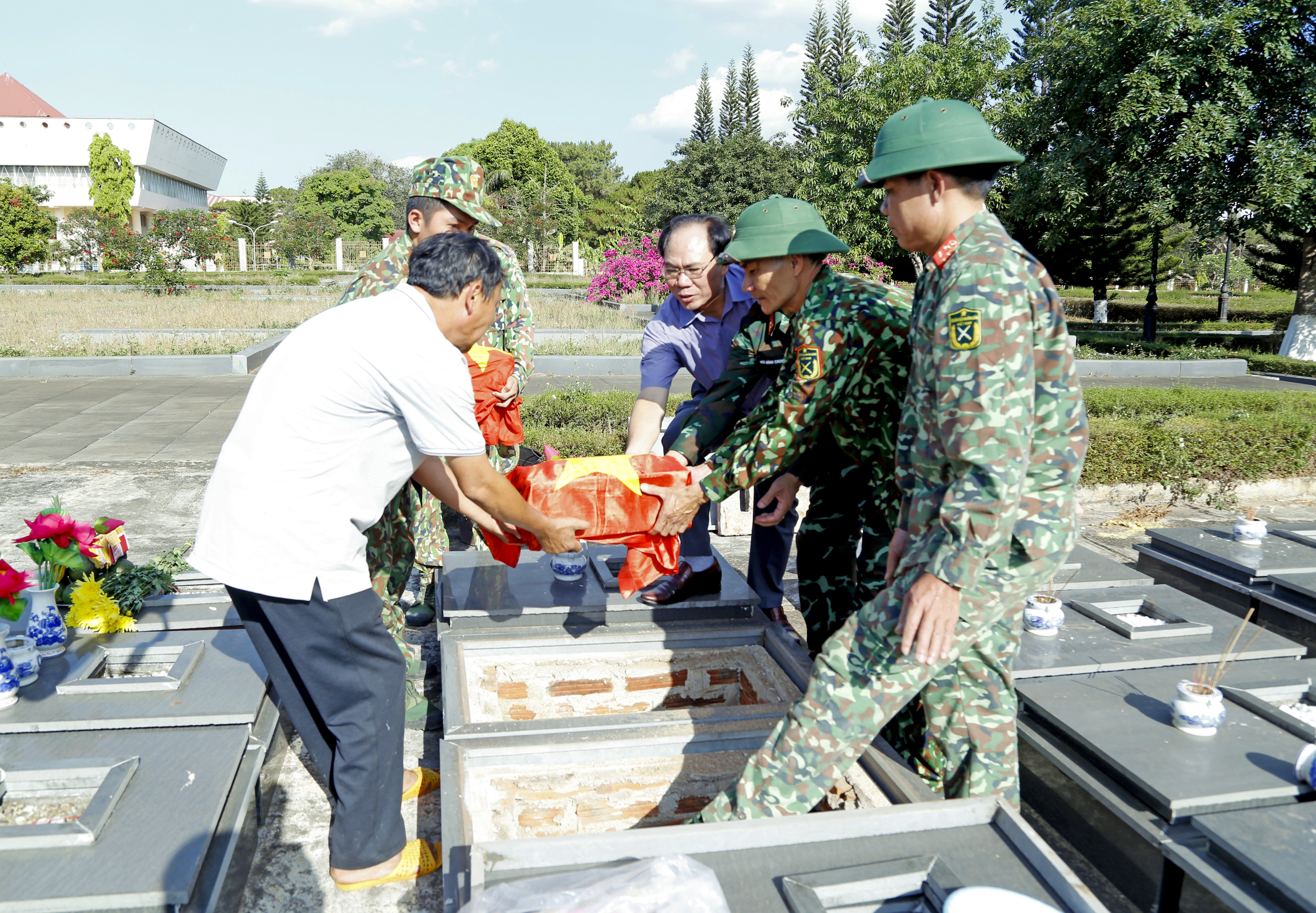Quân đoàn 3 tiếp tục quy tập được 2 bộ hài cốt liệt sĩ tại làng Doch 1